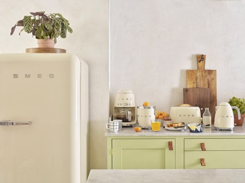 Czajnik elektryczny SMEG KLF03CREU kremowy
