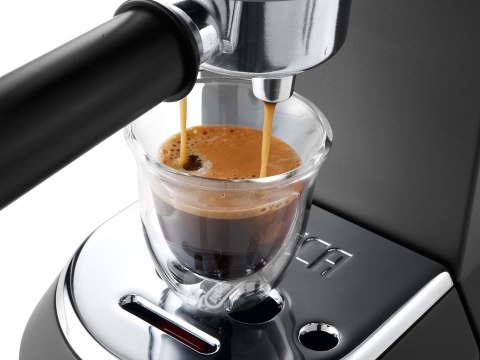 Ekspres ciśnieniowy DeLonghi Dedica Style EC 685.BK (1350W; kolor czarny) Ekspres ciśnieniowy DeLonghi Dedica Style EC 685.BK (1350W; kolor czarny)