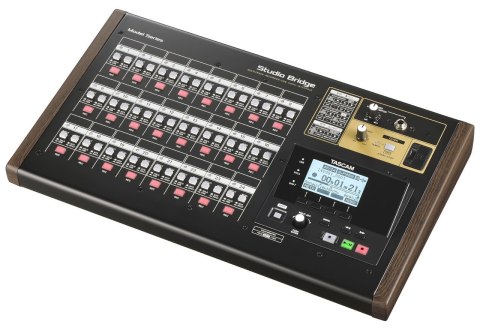 Tascam Studio Bridge - 24-ścieżkowy rejestrator dźwięku / interfejs audio/MIDI Tascam Studio Bridge - 24-ścieżkowy rejestrator dźwięku / interfejs audio/MIDI