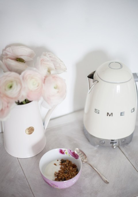 Czajnik elektryczny SMEG KLF04CREU kremowy