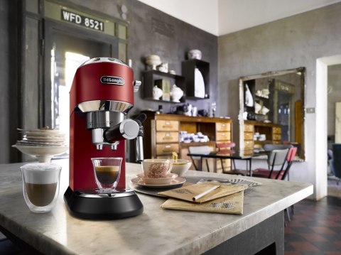 Ekspres kolbowy DeLonghi Dedica Style EC 685.R (1300W; kolor czerwony) (WYPRZEDAŻ)