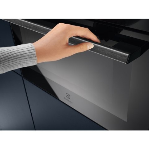 Piekarnik kompaktowy z funkcją mikrofali ELECTROLUX EVL8E08Z czarny Piekarnik kompaktowy z funkcją mikrofali ELECTROLUX EVL8E08Z czarny